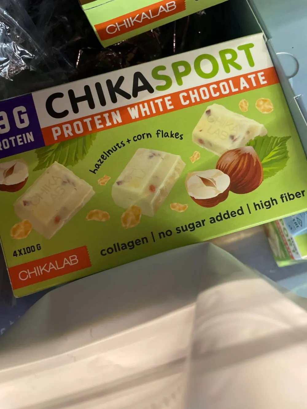 Шоколад Белый Chika Sport с фундуком и кукурузными чипсами